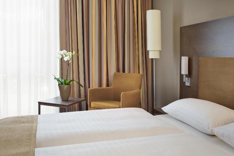 Intercityhotel Дармщат Стая снимка